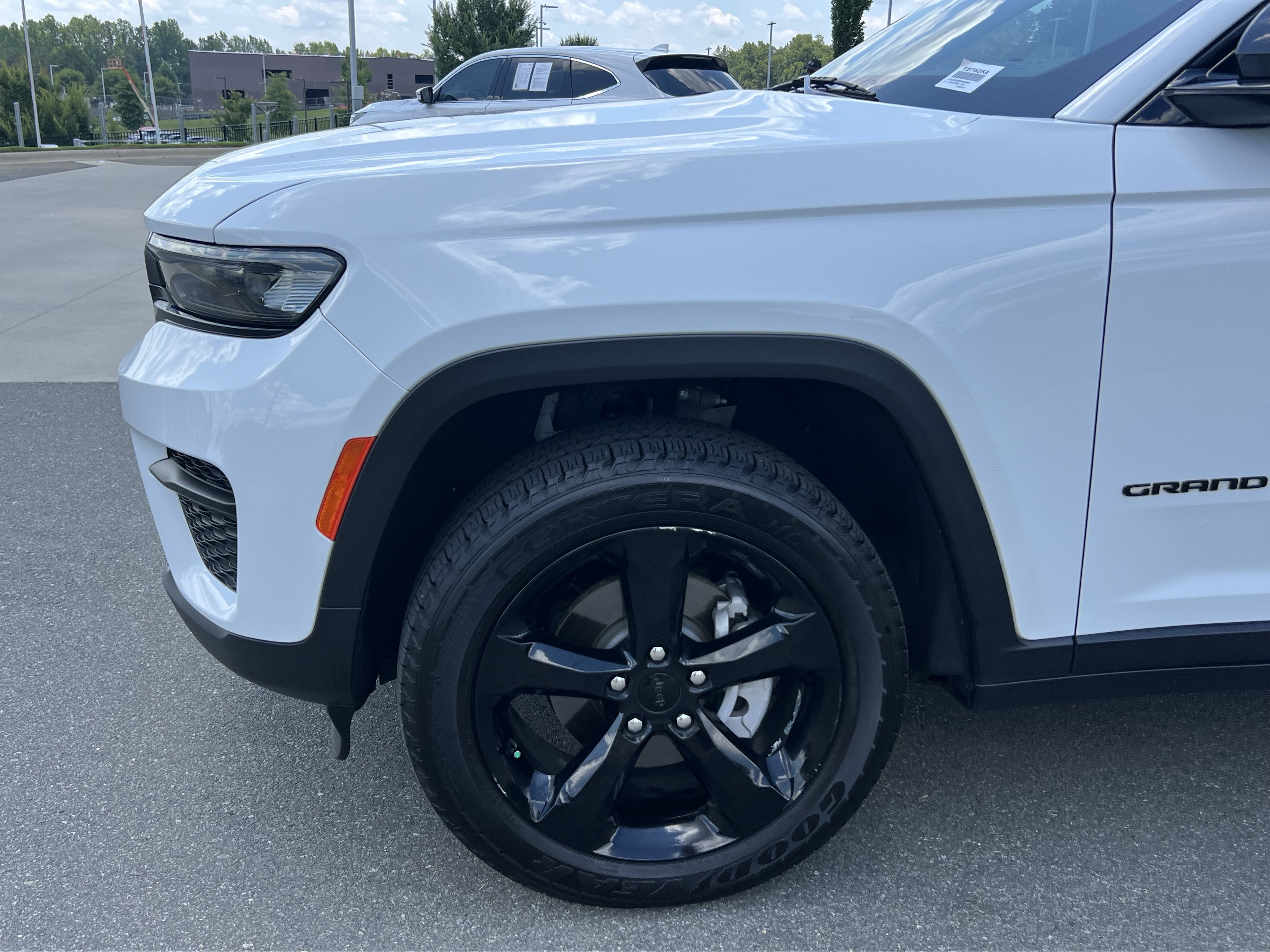 Used 2023 Jeep Grand Cherokee Altitude RWD image 14