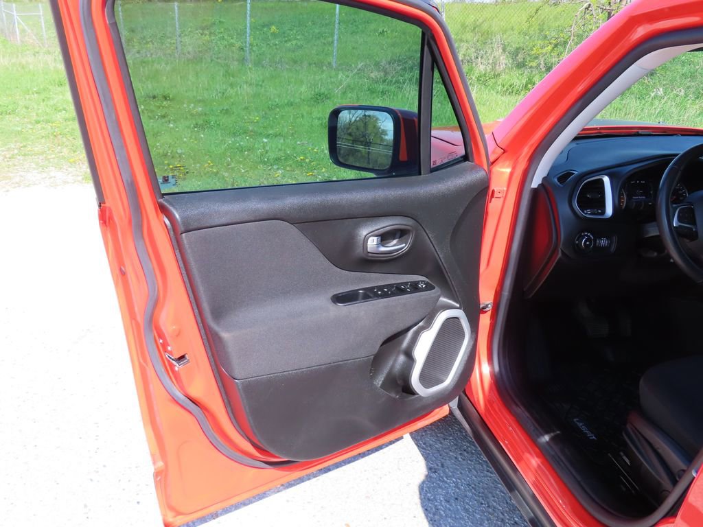 Used 2019 Jeep Renegade Latitude AWD/4WD image 19