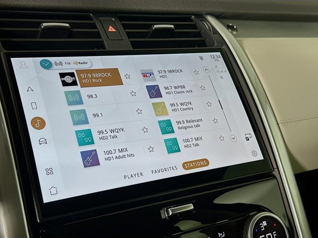 Used 2025 Land Rover Discovery Dynamic SE image 15