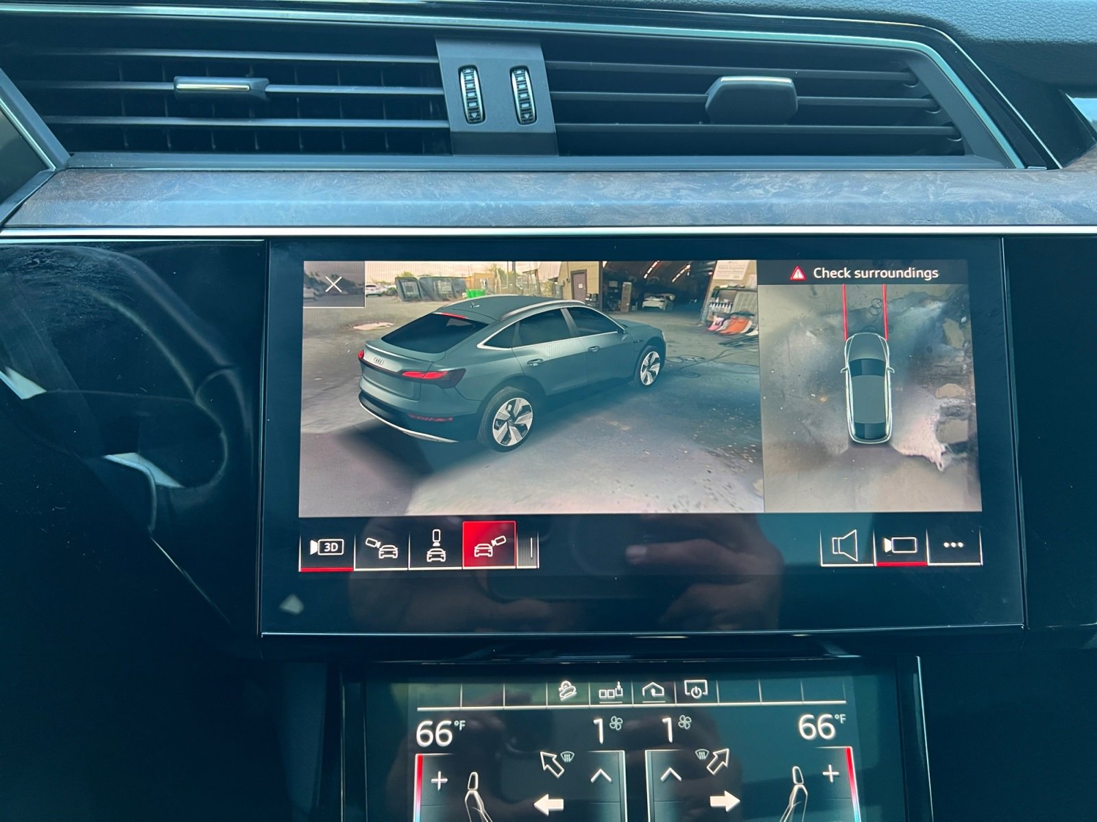 Used 2020 Audi e-tron Premium Plus image 28