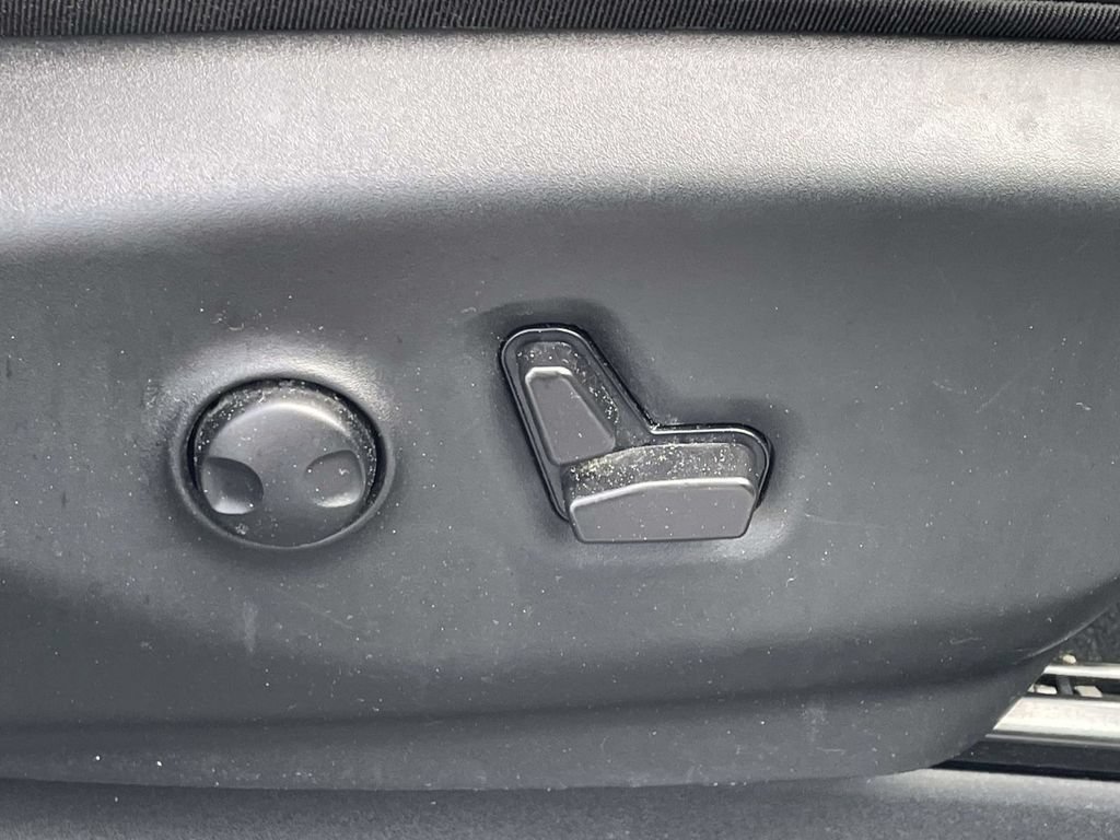Certified 2025 Chrysler Pacifica Limited FWD image 17