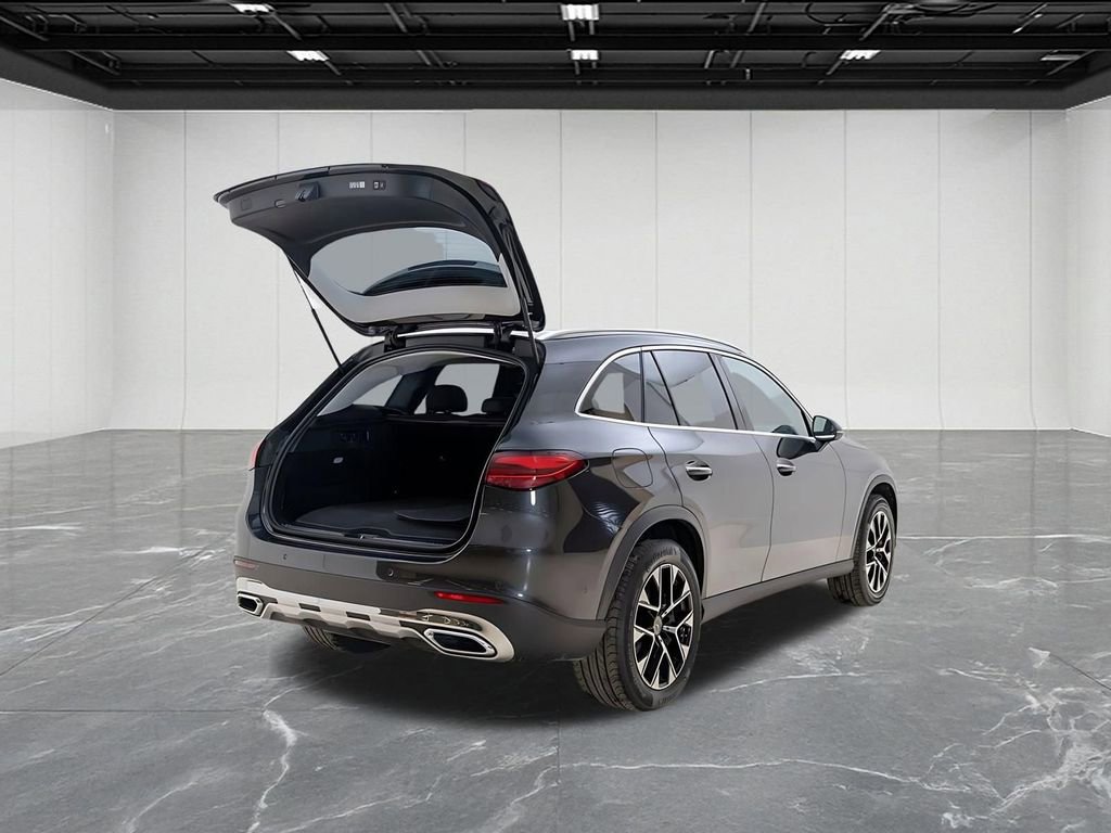 Used 2025 Mercedes-Benz GLC 350e 4MATIC w/ Driver Assistance Package image 16