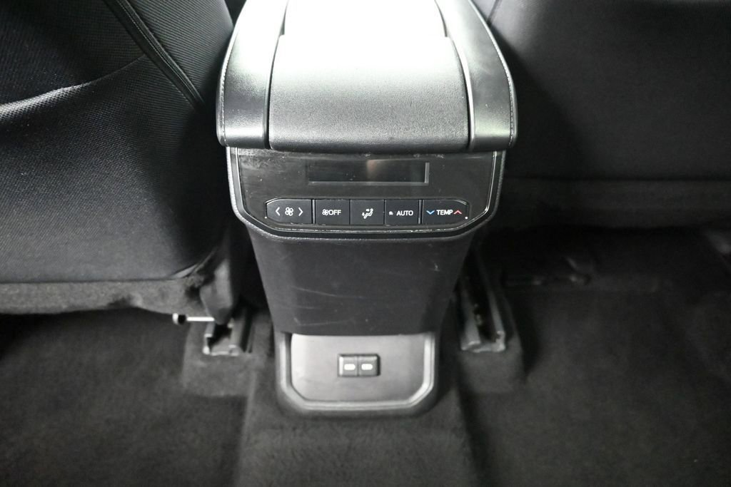 Used 2025 Toyota Highlander LE FWD image 27