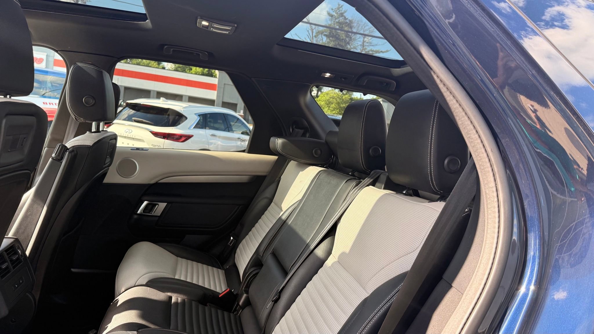 Used 2021 Land Rover Discovery S R-Dynamic AWD/4WD image 21