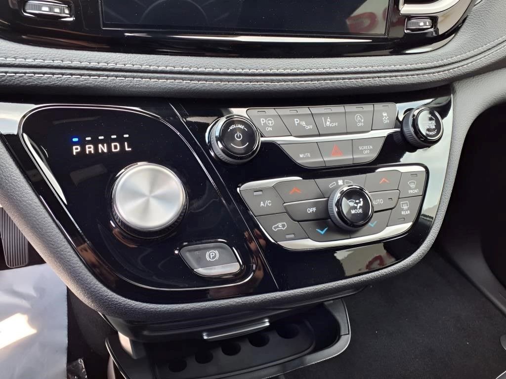 New 2025 Chrysler Pacifica Select FWD image 10