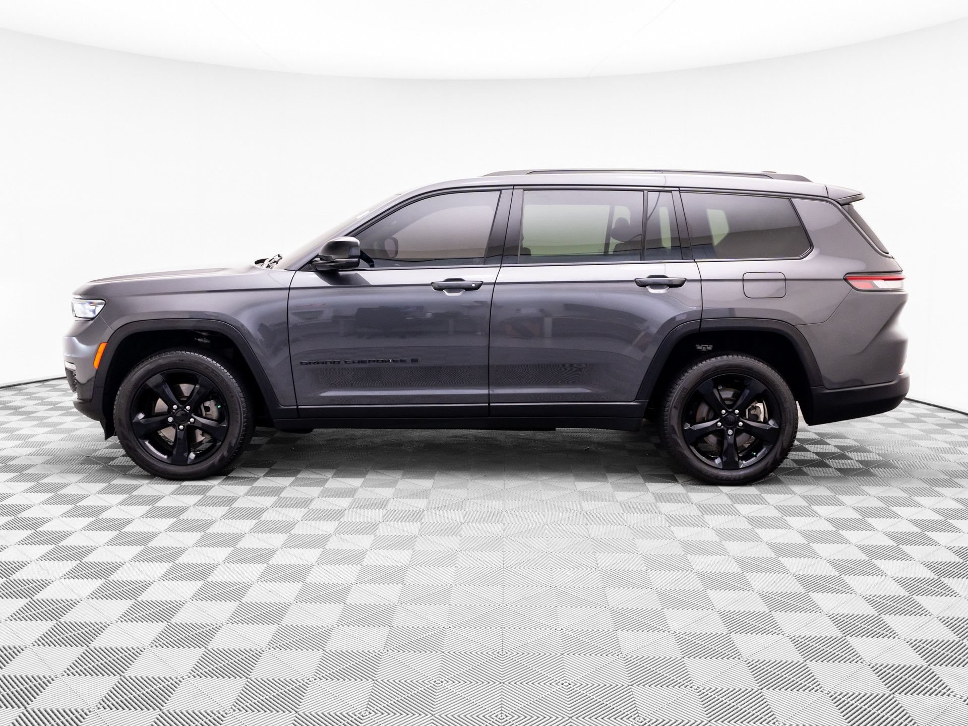 Used 2024 Jeep Grand Cherokee L Limited w/ Black Appearance Package AWD/4WD video 2