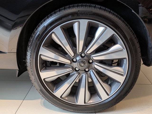 Used 2025 Land Rover Range Rover SV image 25