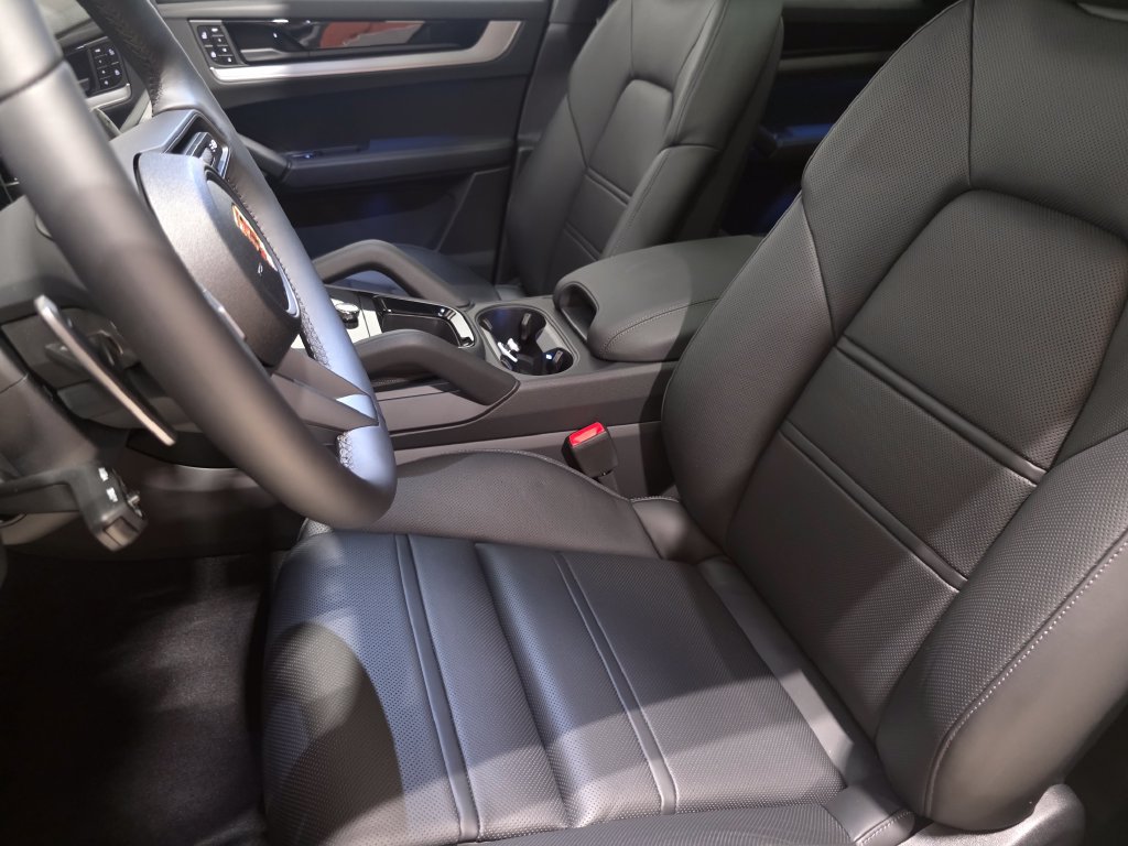 New 2026 Porsche Cayenne Coupe AWD/4WD image 21