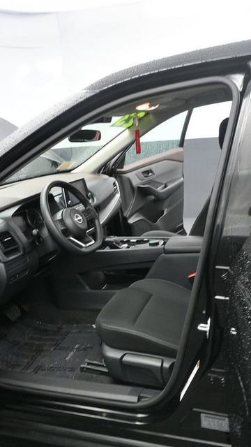 Used 2023 Nissan Rogue S AWD/4WD image 9