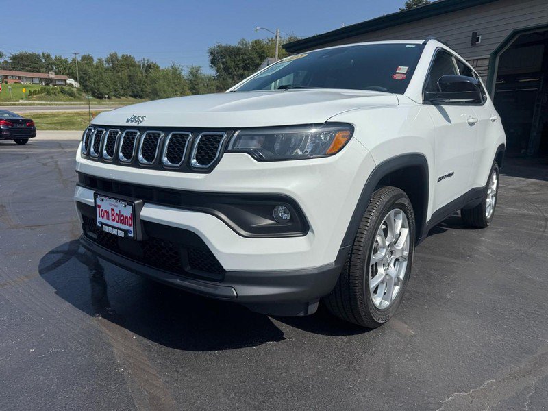 Used 2023 Jeep Compass Latitude AWD/4WD image 3