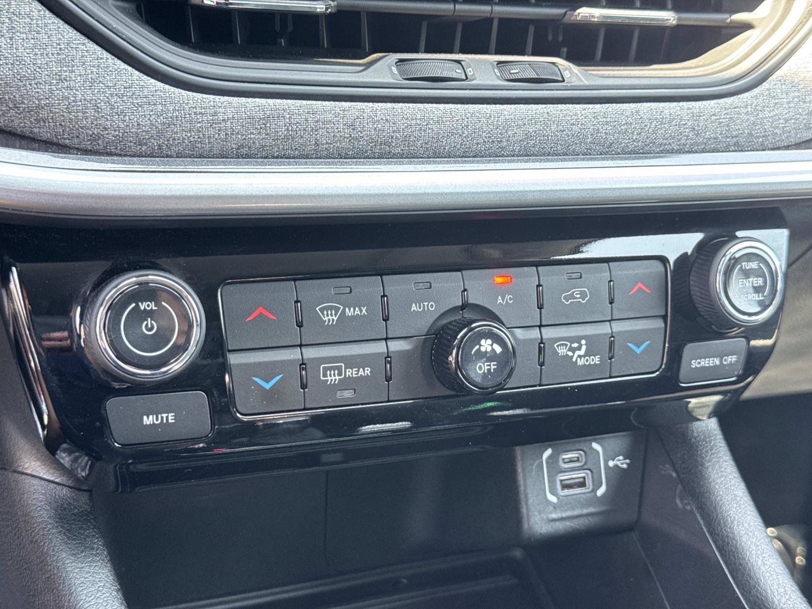 Used 2022 Jeep Compass Latitude w/ Sun and Sound Group AWD/4WD image 16