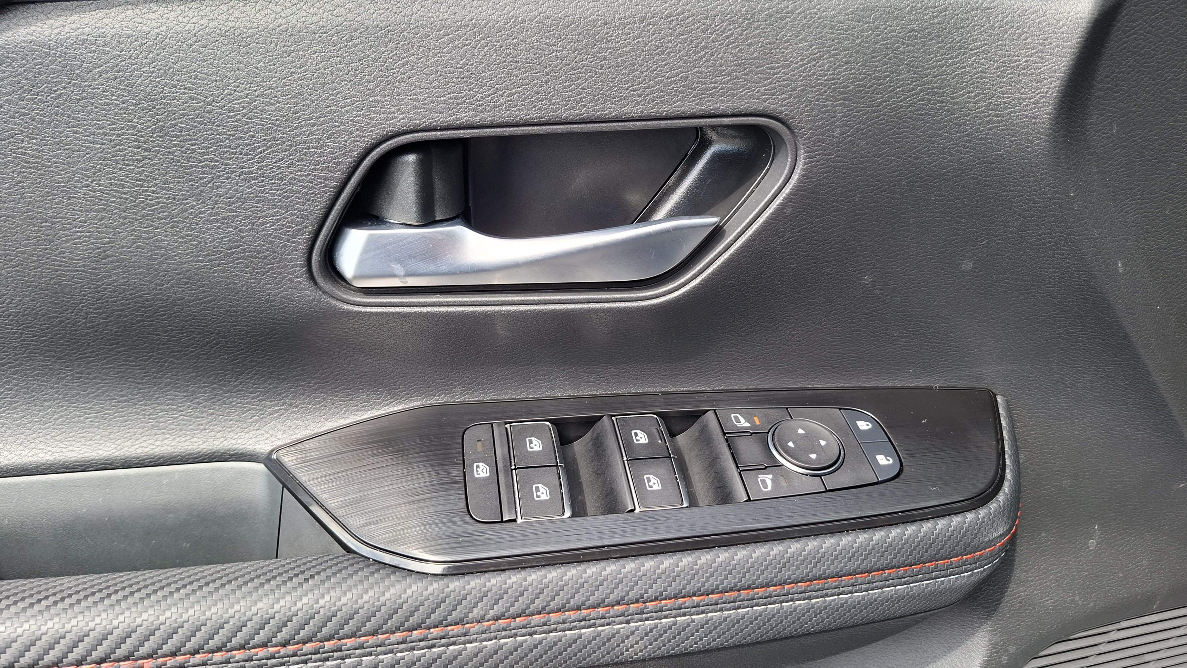 Certified 2025 Nissan Kicks SR FWD image 17