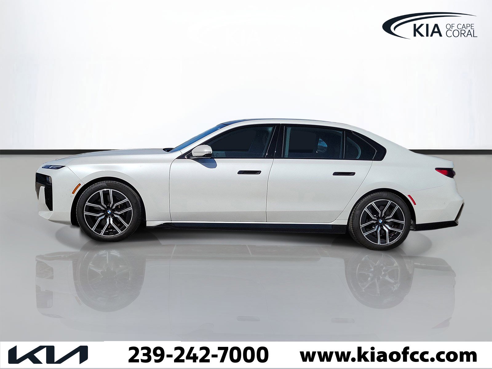 Used 2025 BMW 740i w/ Premium Package RWD image 2