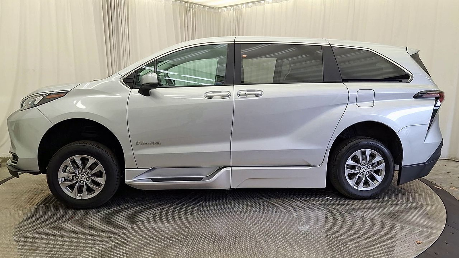 Used 2024 Toyota Sienna LE FWD image 11