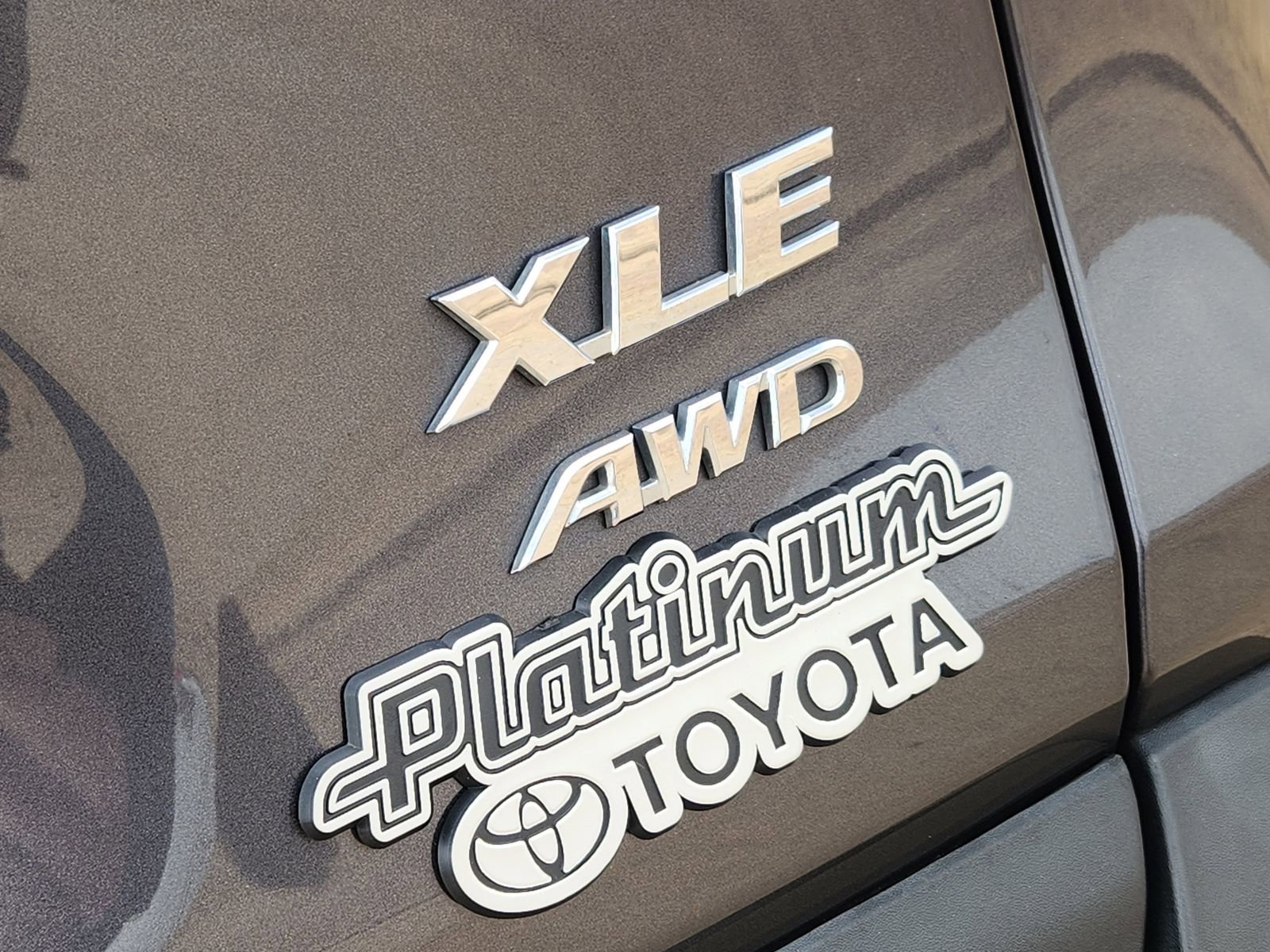Used 2022 Toyota RAV4 XLE Premium AWD/4WD image 16