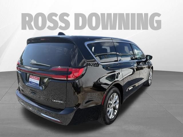Used 2026 Chrysler Pacifica Limited FWD image 4