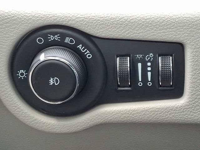 Used 2024 Chrysler Pacifica Touring-L FWD image 24