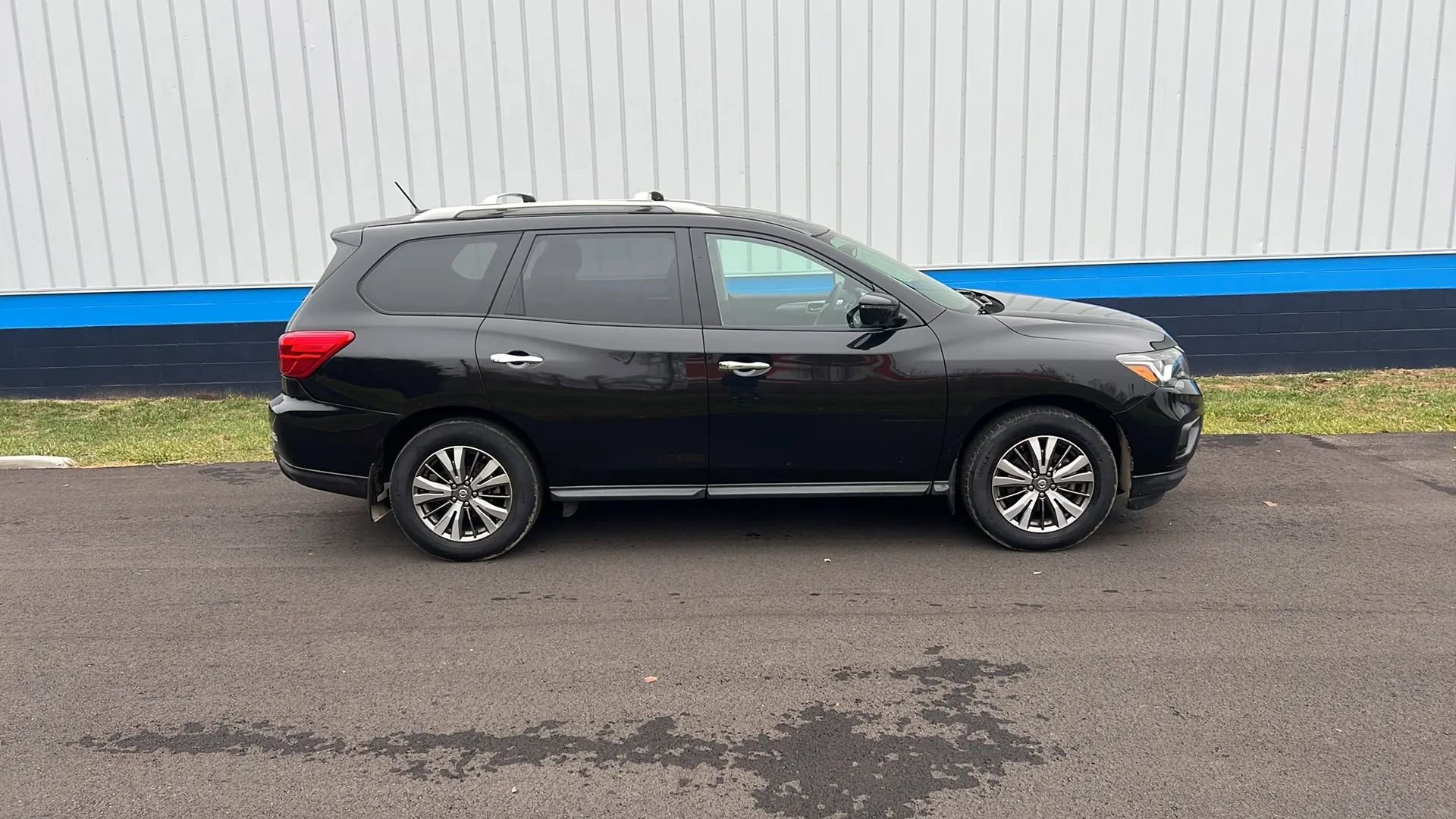 Used 2018 Nissan Pathfinder SL w/ Cargo Package image 4