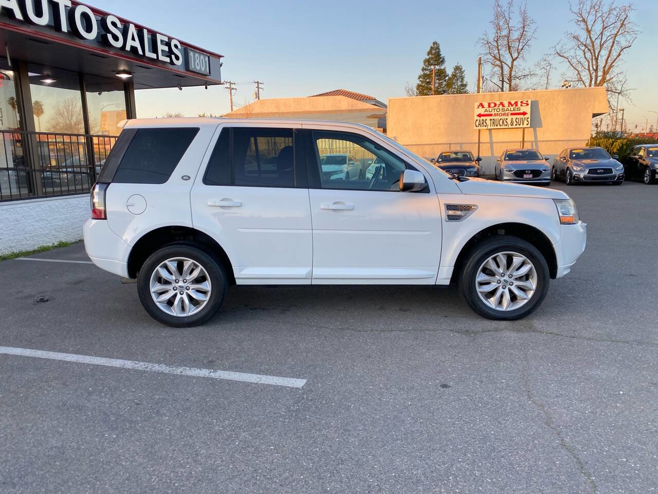 Used 2013 Land Rover LR2 HSE image 2