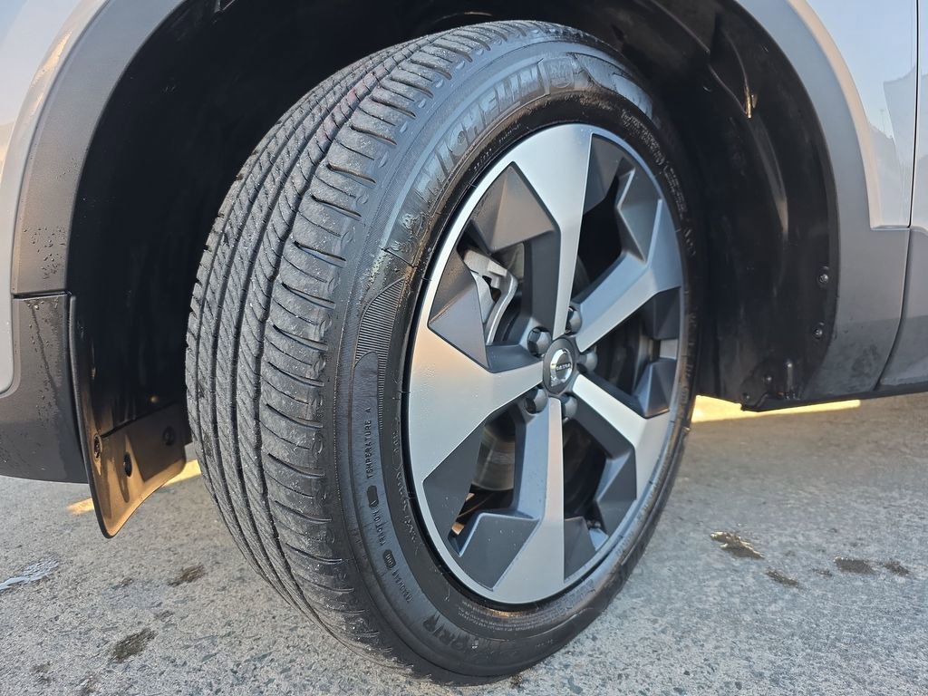 Certified 2023 Volvo XC40 B5 Plus w/ Driver Assist Package image 38