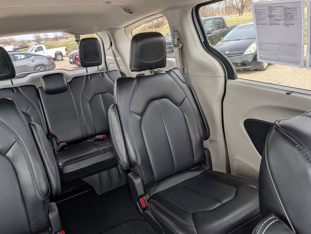 Used 2023 Chrysler Pacifica Touring-L FWD image 14