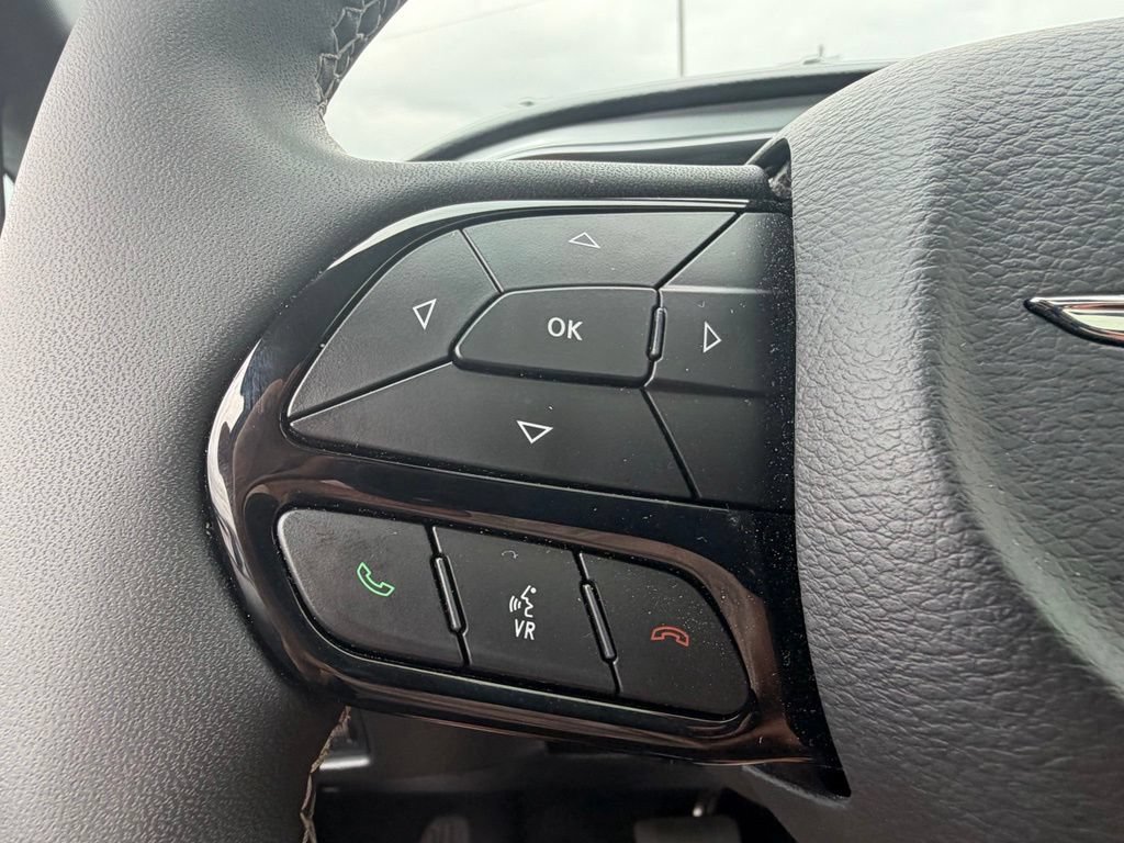 Used 2025 Chrysler Pacifica Limited FWD image 25