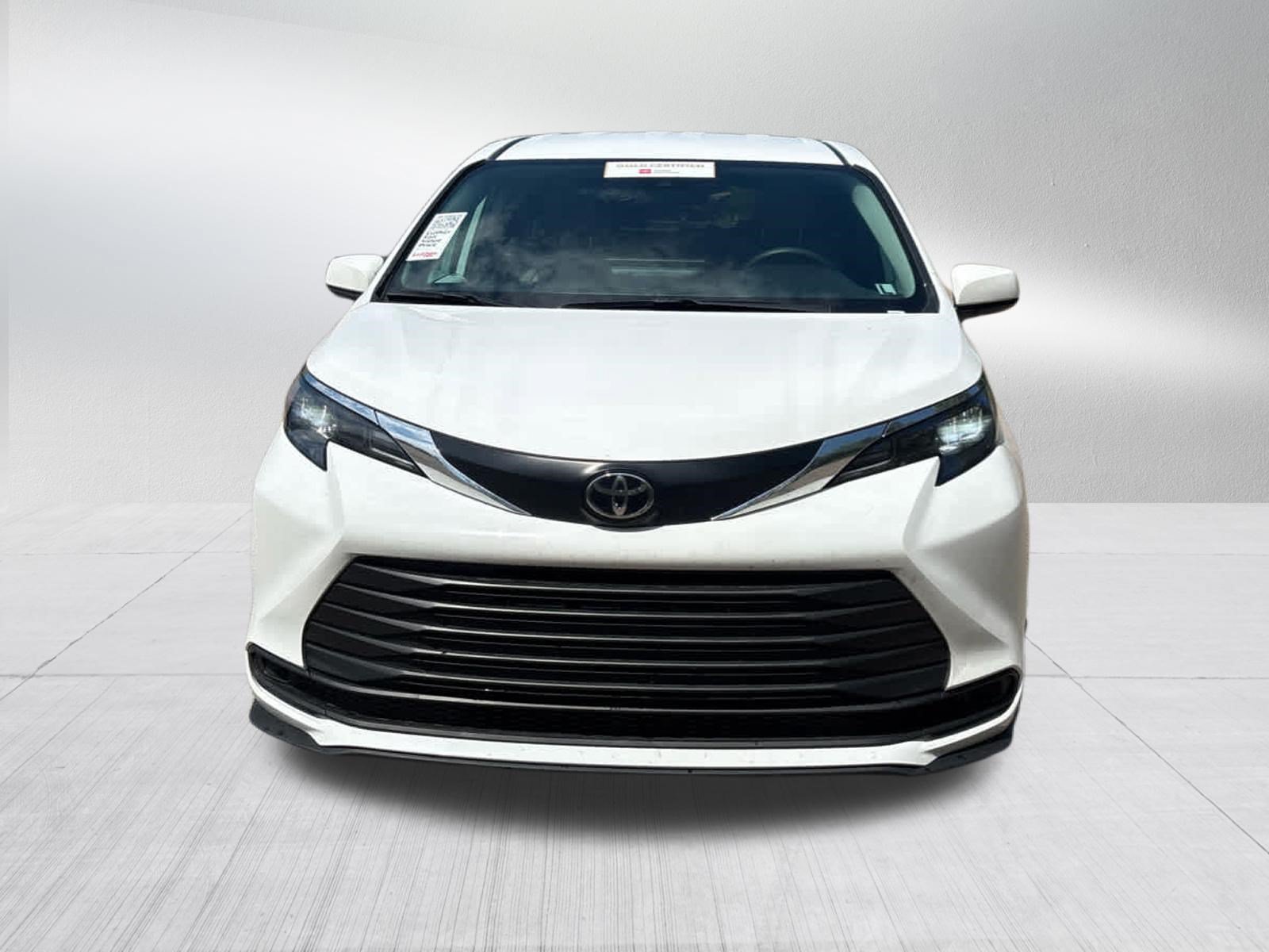 Used 2026 Toyota Sienna LE FWD image 2