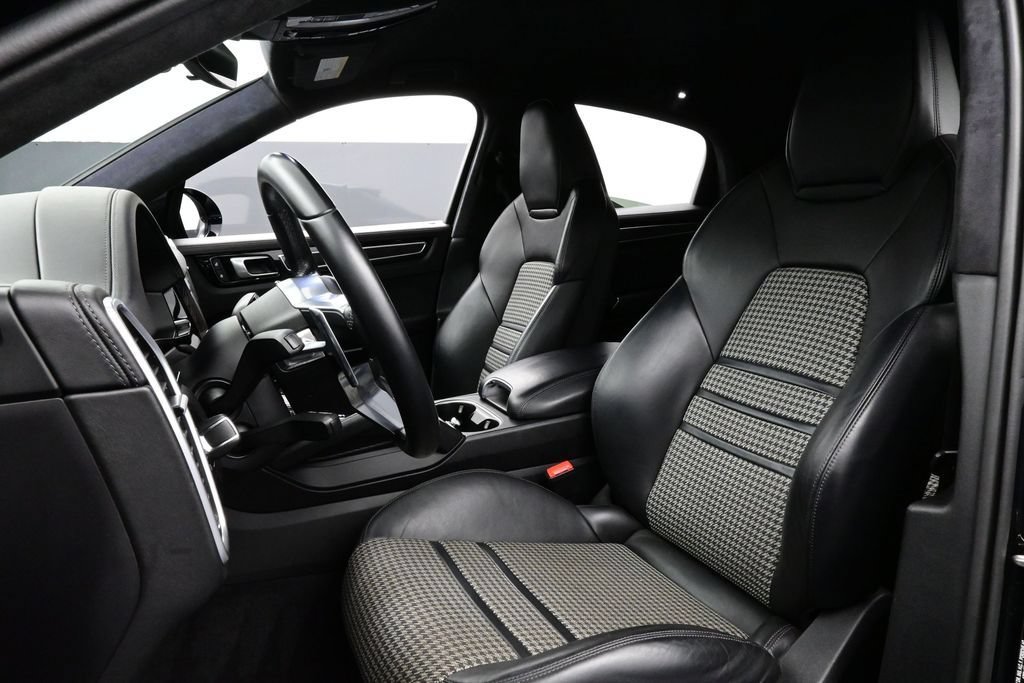 Certified 2023 Porsche Cayenne GTS AWD/4WD image 5
