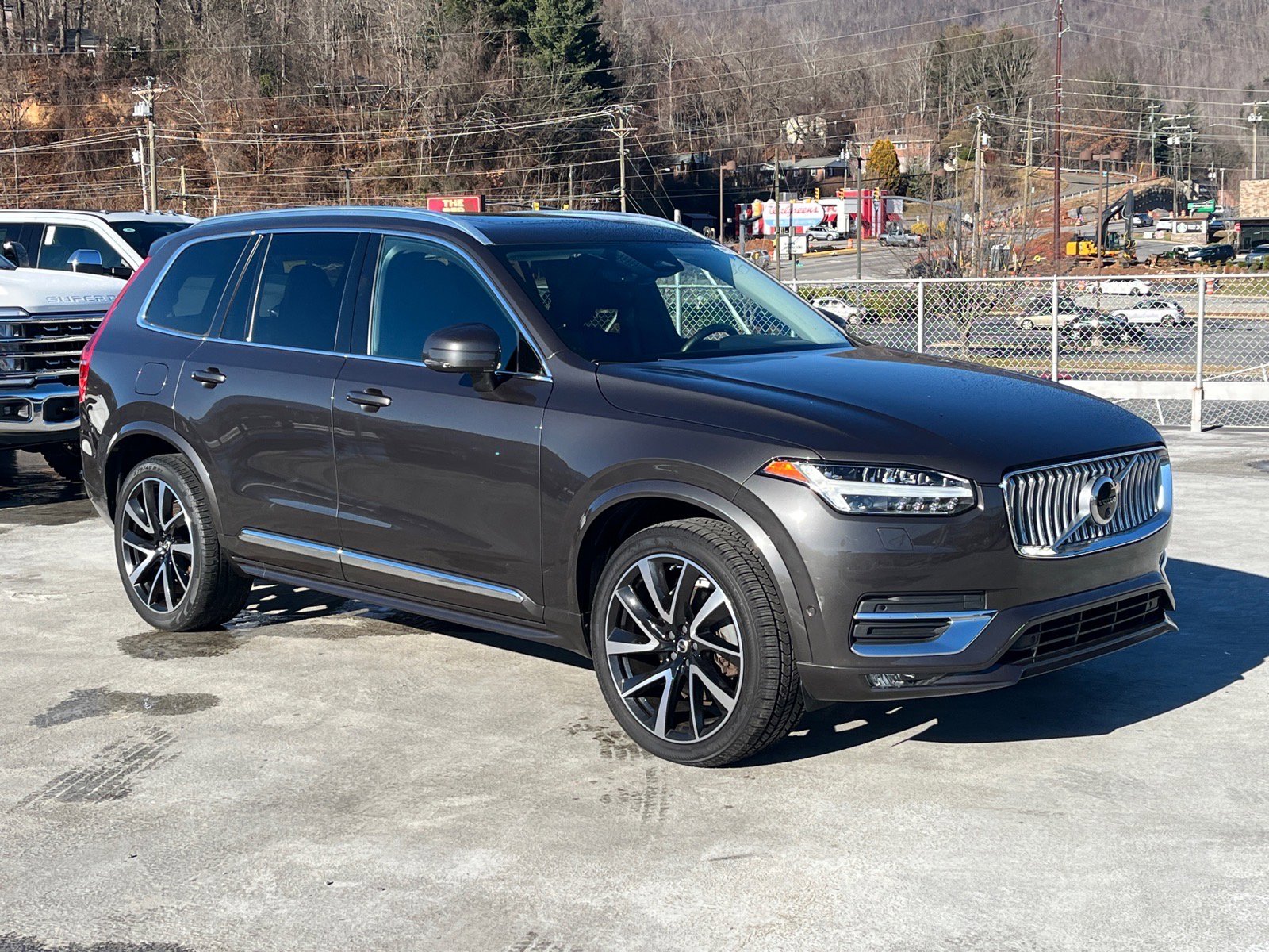 Used 2023 Volvo XC90 B6 Plus image 1