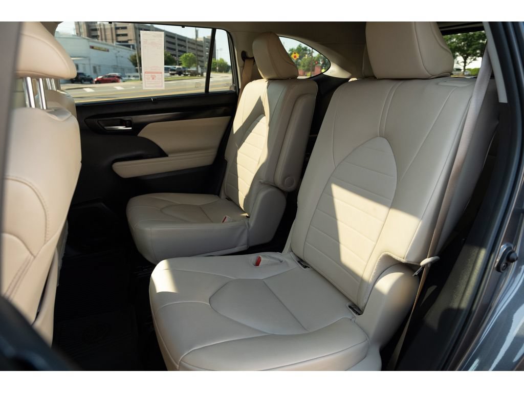 Used 2025 Toyota Highlander XLE FWD image 13