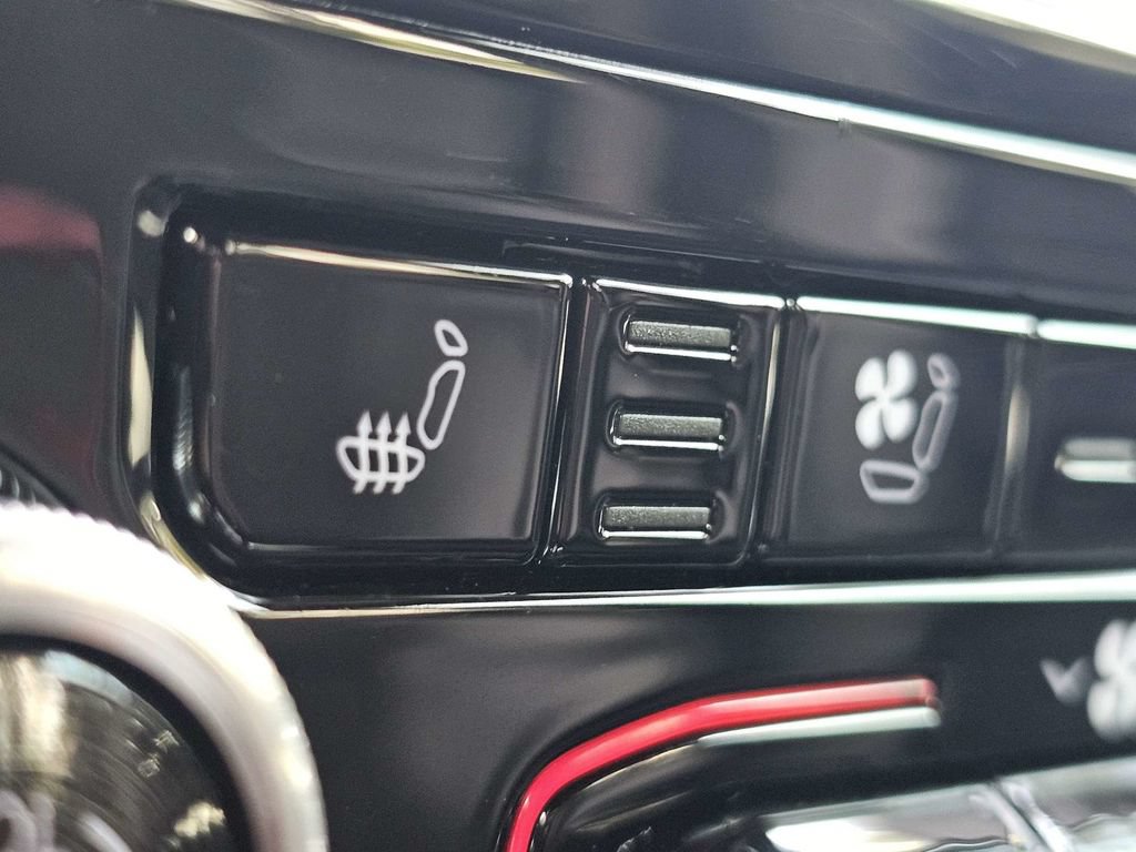 Used 2022 Jeep Grand Cherokee Overland w/ Luxury Tech Group IV AWD/4WD image 25