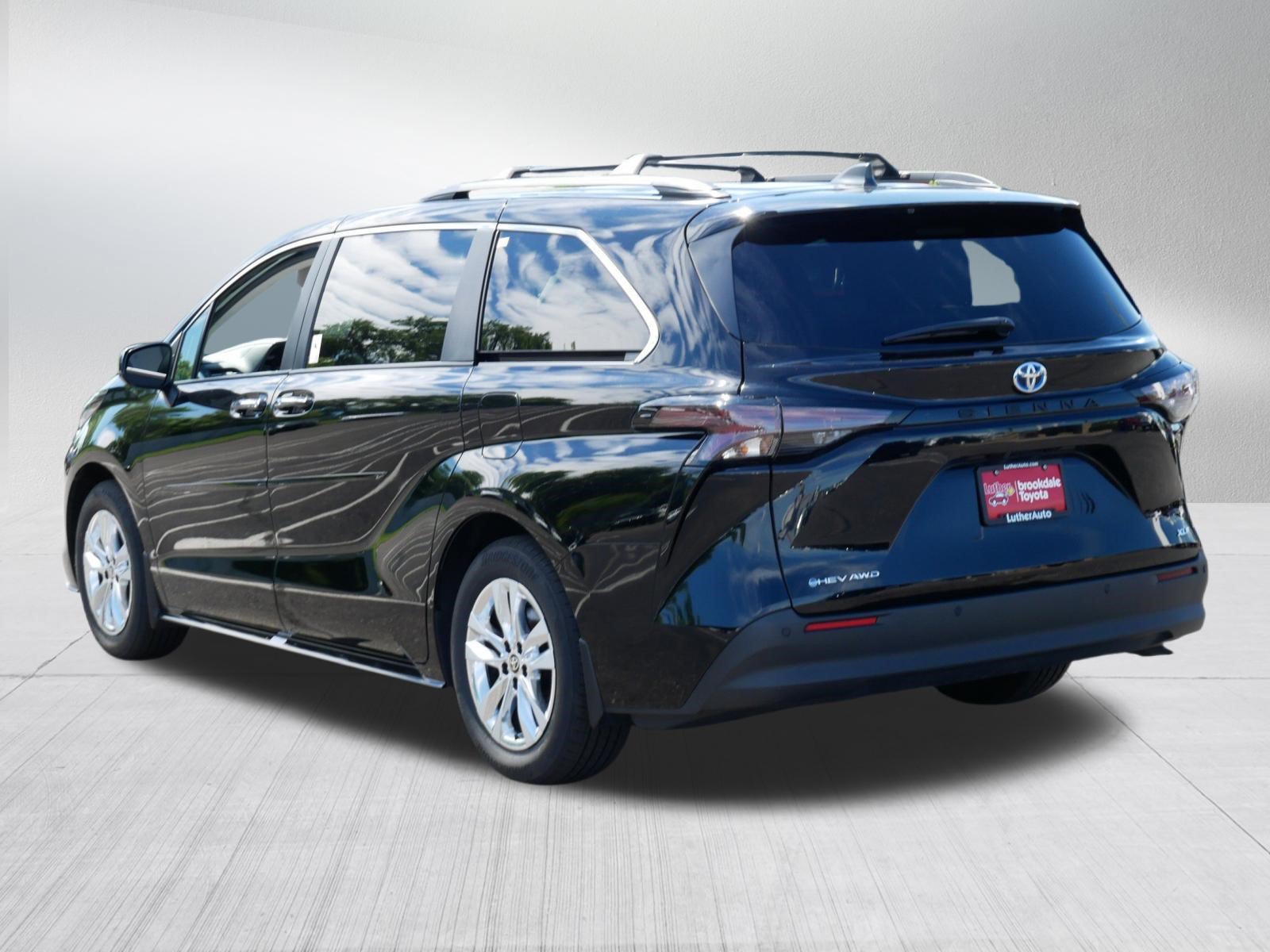 Used 2025 Toyota Sienna XLE w/ XLE Plus Package AWD/4WD image 5