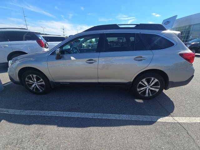 Used 2018 Subaru Outback 2.5i Limited AWD/4WD image 3
