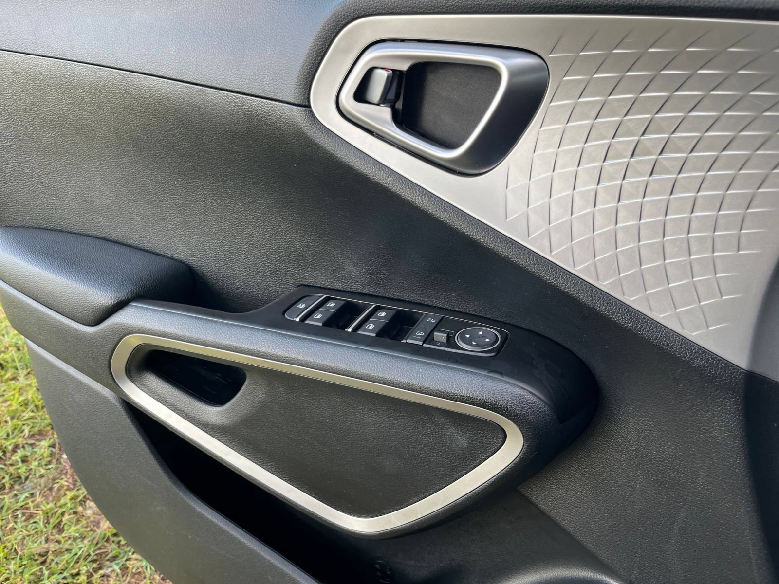Used 2025 Kia Soul LX w/ LX Technology Package FWD image 18