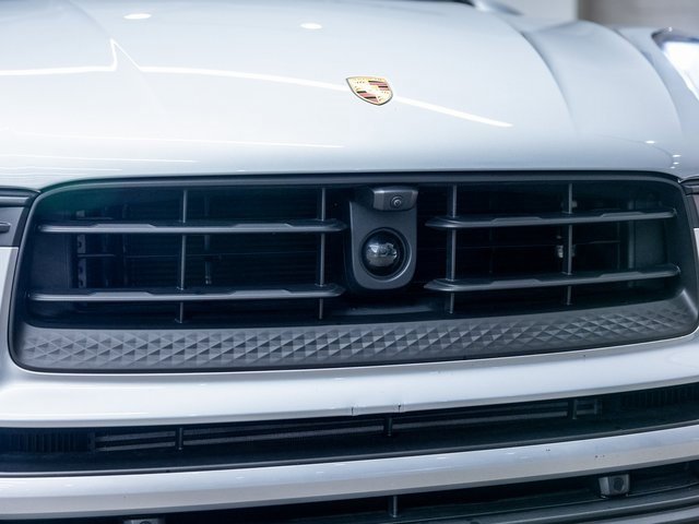 Certified 2025 Porsche Macan image 17