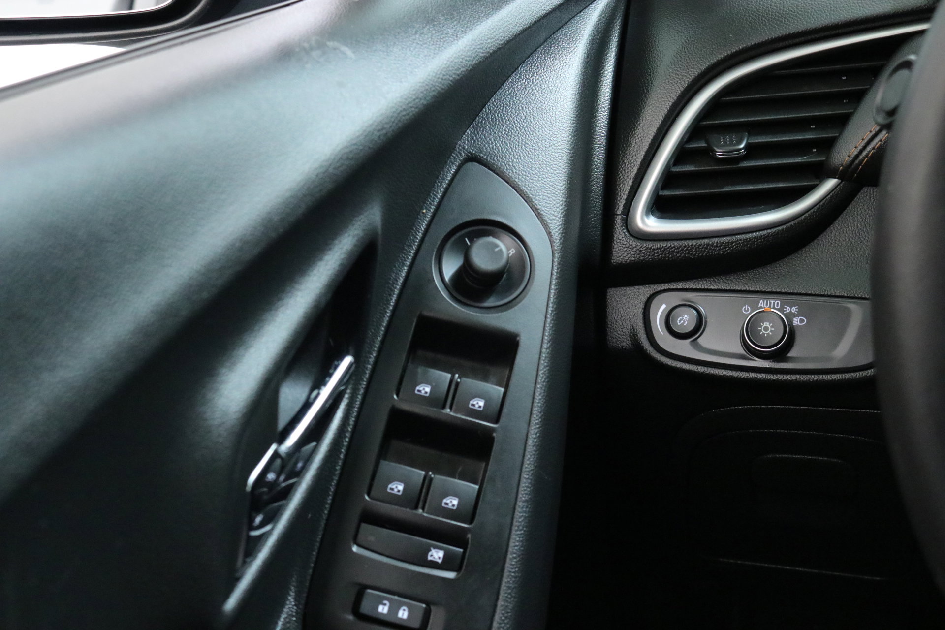 Certified 2022 Chevrolet Trax LT w/ LT Convenience Package image 17