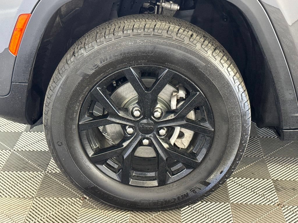 Certified 2025 Jeep Grand Cherokee Altitude AWD/4WD image 16