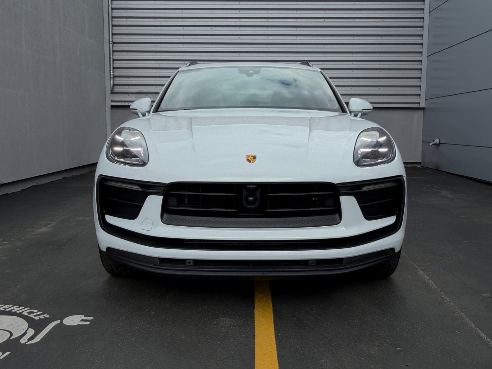 Certified 2025 Porsche Macan AWD/4WD image 6