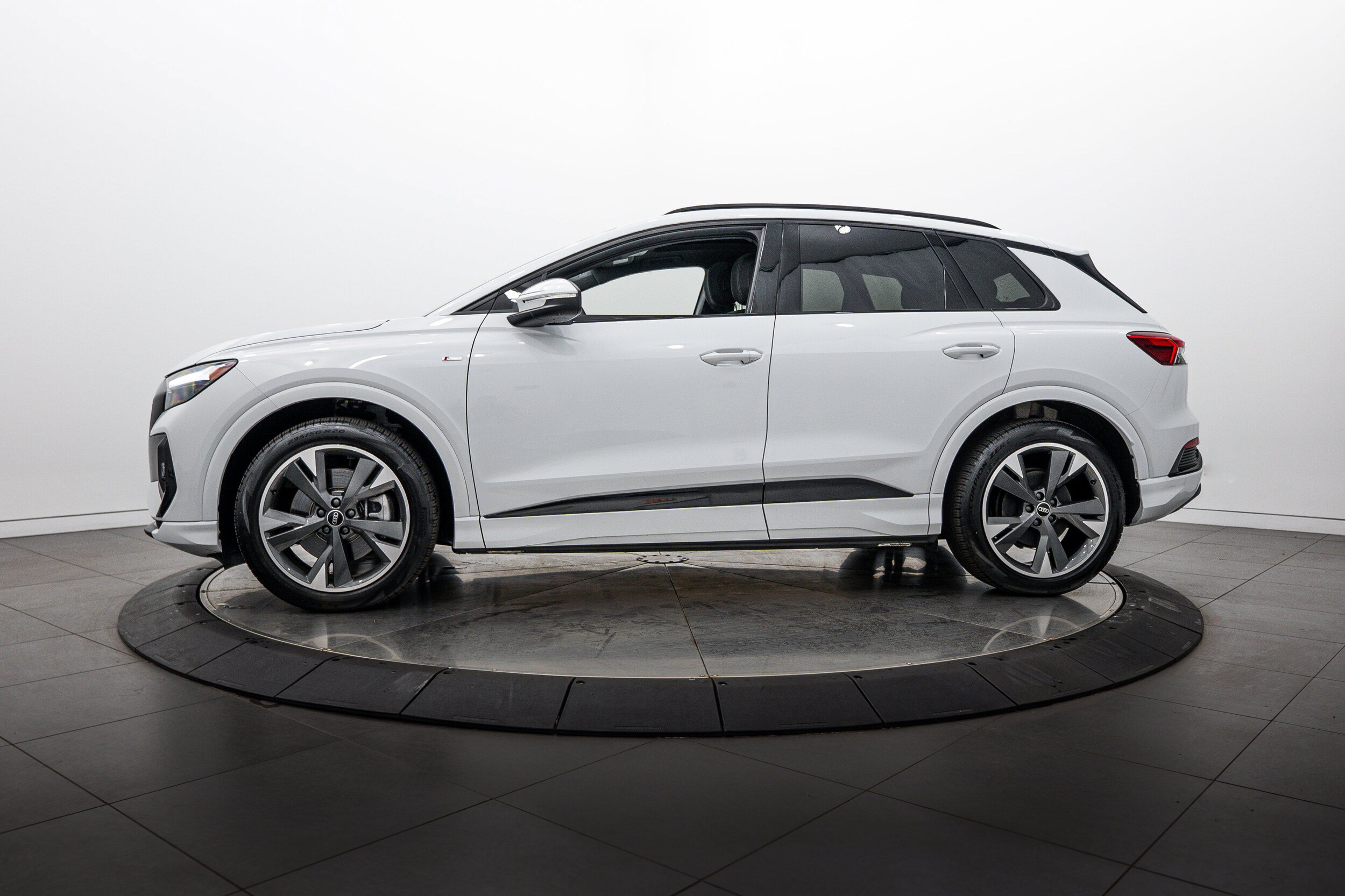 Used 2025 Audi Q4 e-tron Premium Plus w/ Premium Plus AWD/4WD image 6