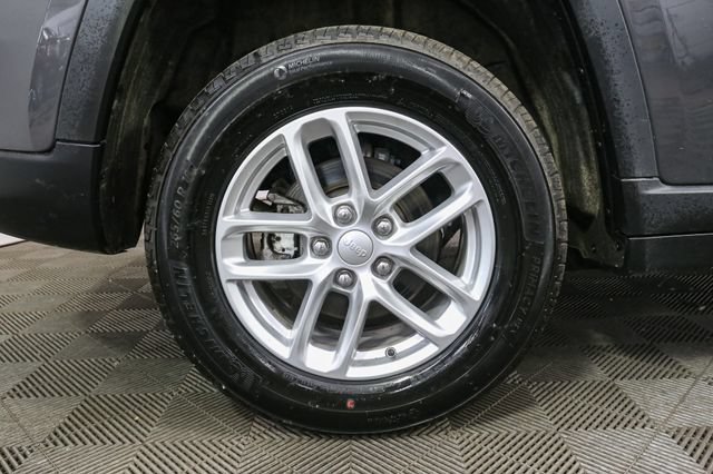 Used 2025 Jeep Grand Cherokee Laredo X w/ Luxury Tech Group I AWD/4WD image 17