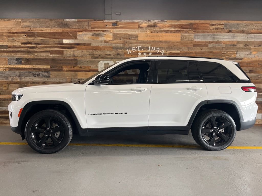 Used 2024 Jeep Grand Cherokee Altitude AWD/4WD image 11
