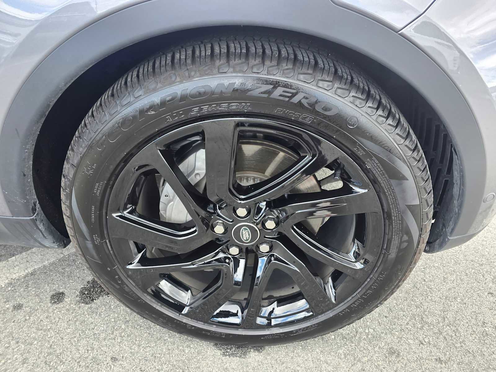 Used 2025 Land Rover Discovery S image 9