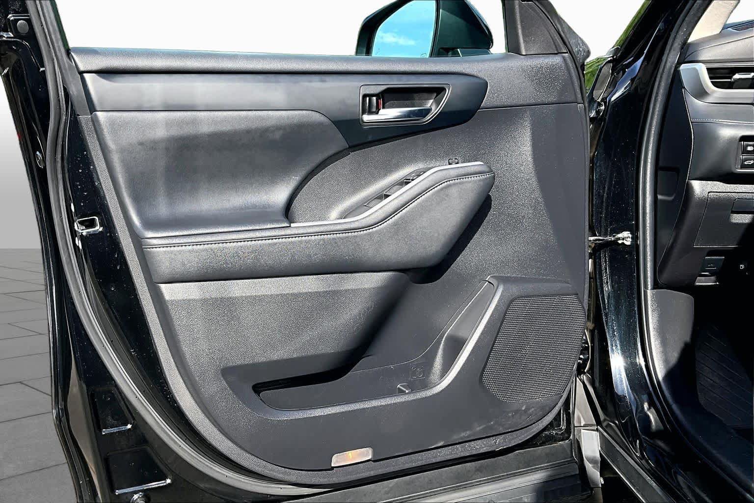 Used 2023 Toyota Highlander XLE AWD/4WD image 21
