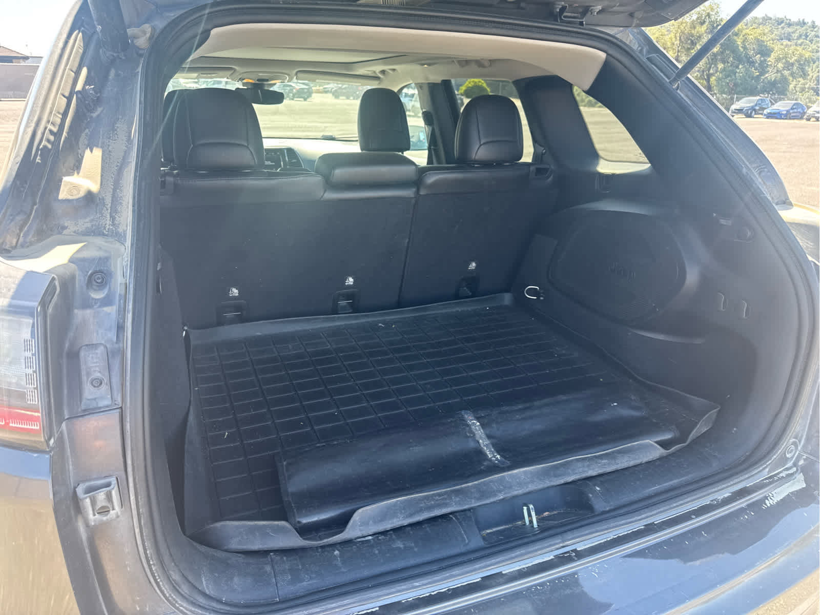 Used 2019 Jeep Cherokee Overland w/ Technology Group AWD/4WD image 9