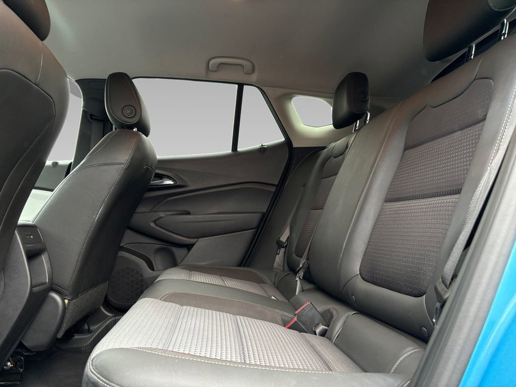 Used 2025 Chevrolet Trax LT FWD image 4