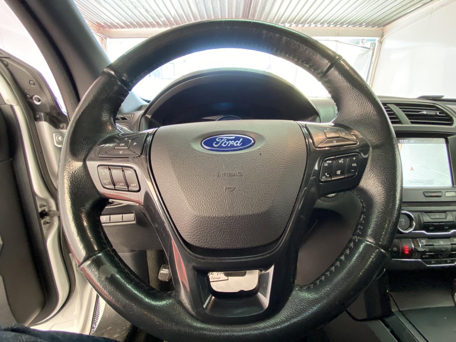 Used 2018 Ford Explorer XLT w/ Equipment Group 202A AWD/4WD image 33