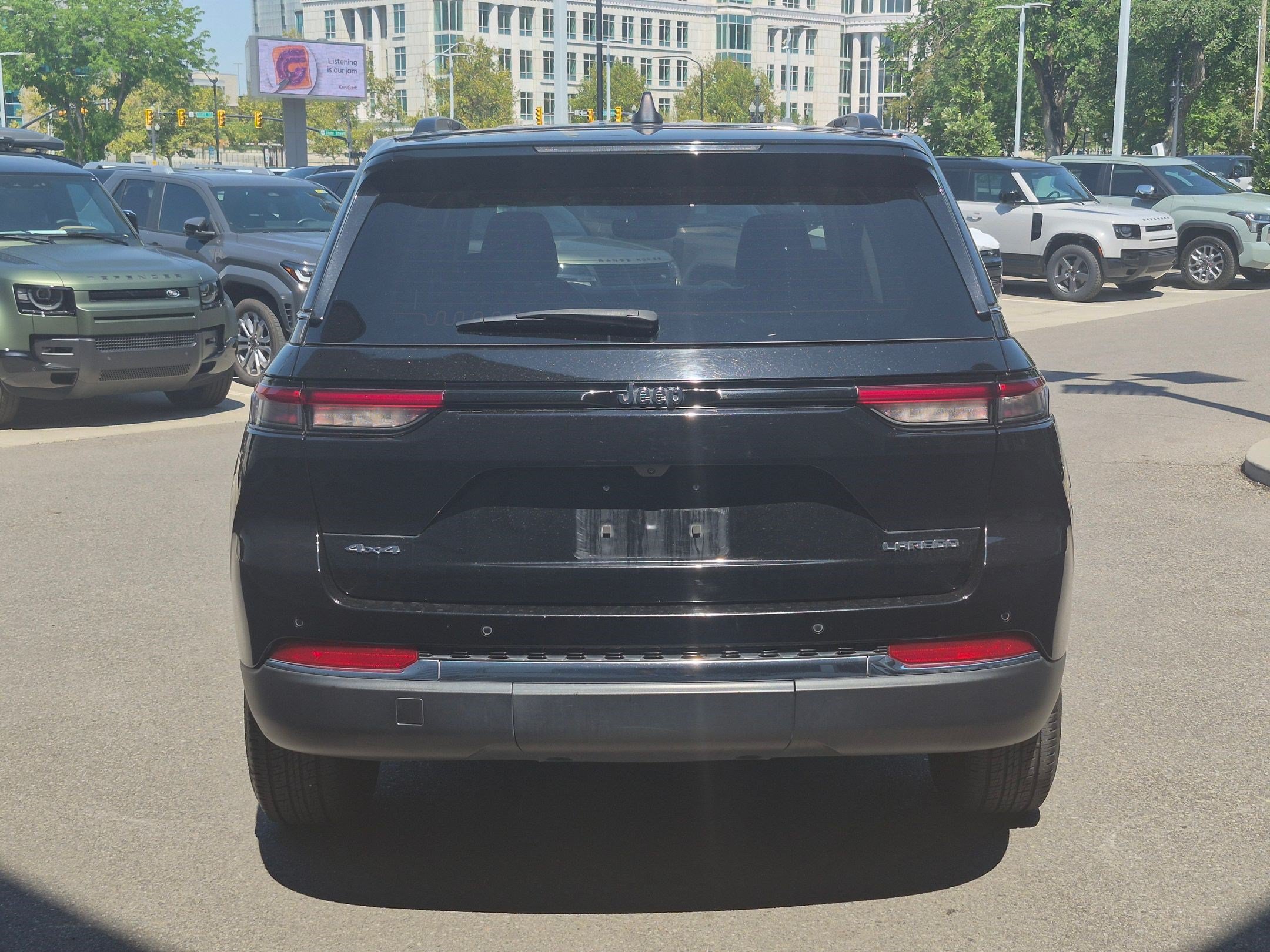 Used 2022 Jeep Grand Cherokee Laredo w/ Luxury Tech Group I AWD/4WD image 4