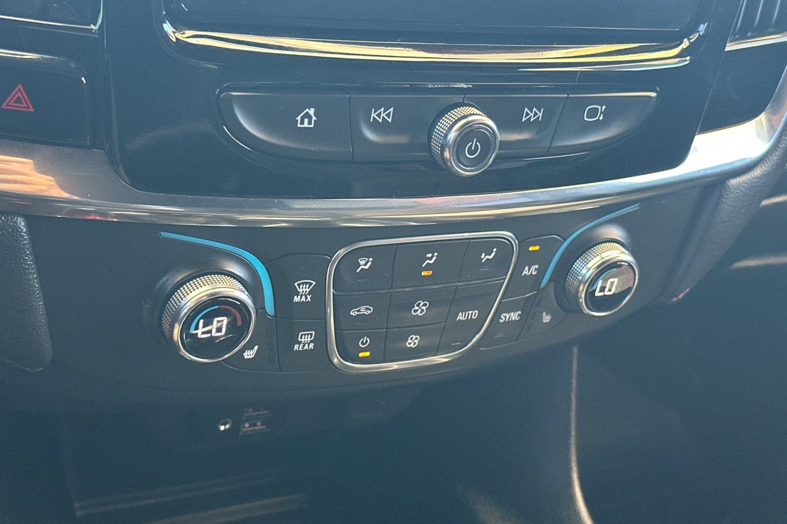 Used 2023 Chevrolet Traverse RS FWD image 21