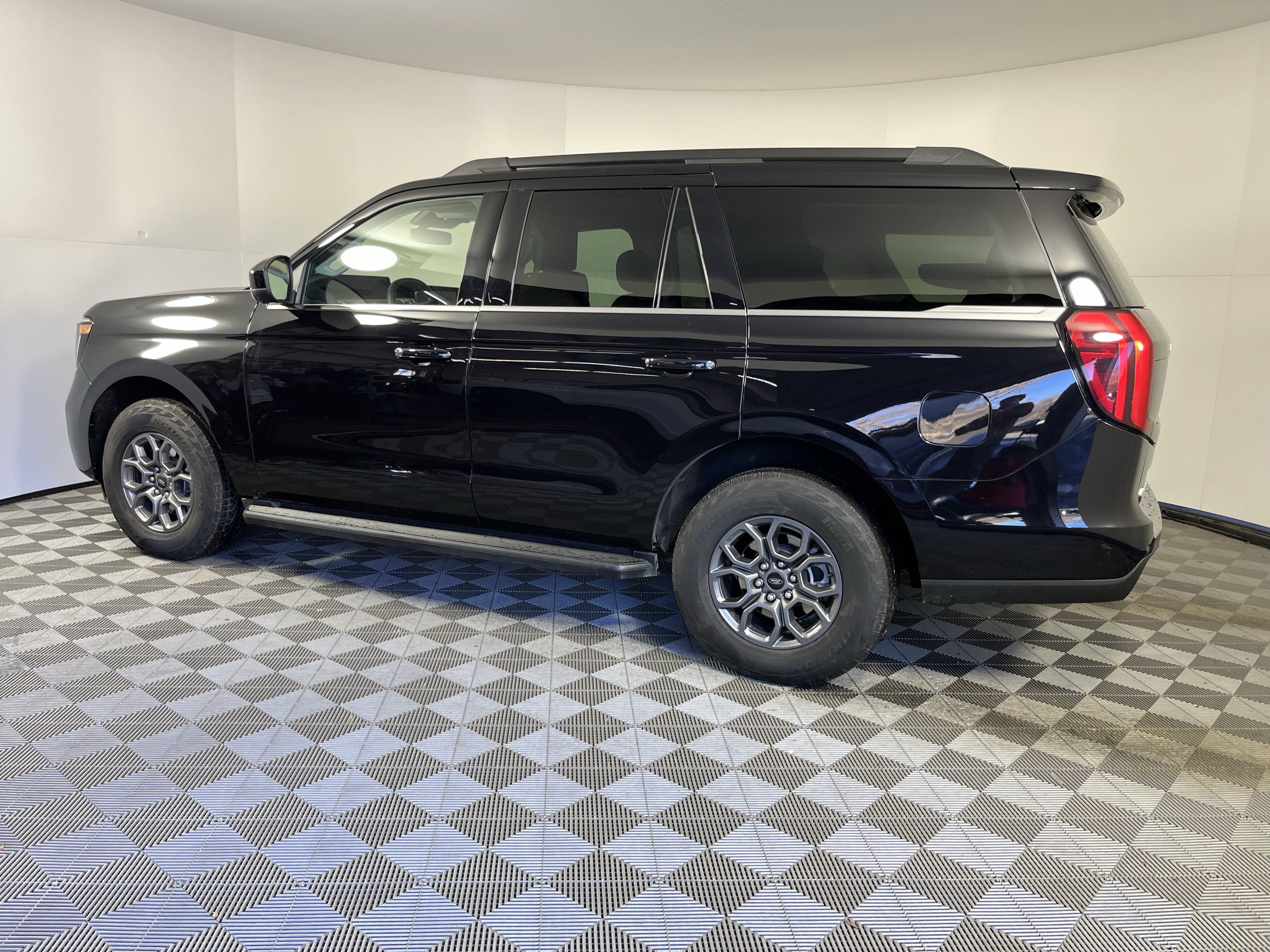 Used 2025 Ford Expedition Active image 2