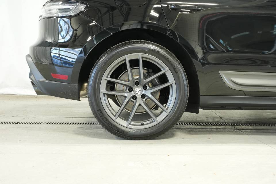 Certified 2026 Porsche Macan Turbo AWD/4WD image 40